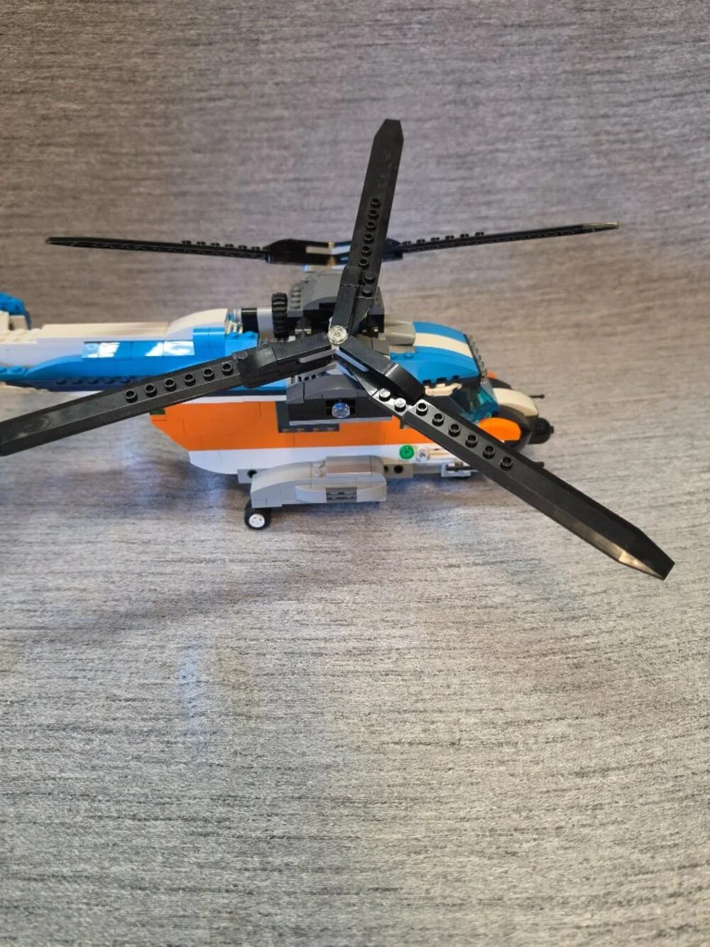Lego Creator 3 in 1 Twin-Rotor Helicopter